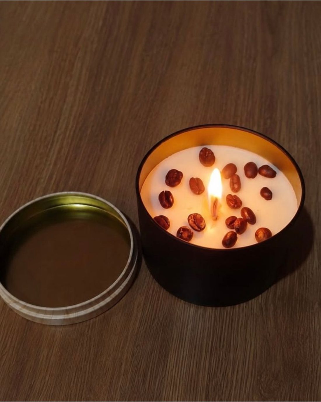 Vela artesanal de café acesa